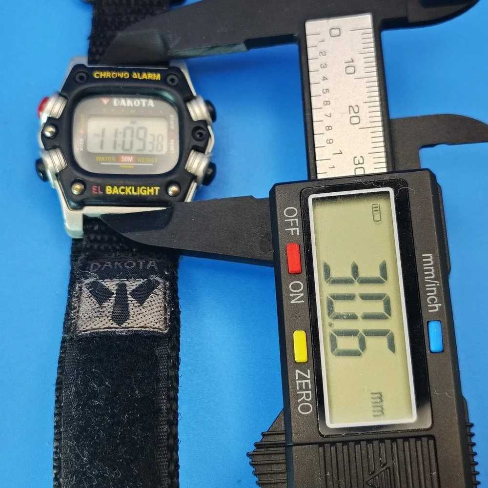 Vintage 2004 Dakota 30mm Mens Digital Watch‎ Retro Sport Strap Wrist Size 5-7.5